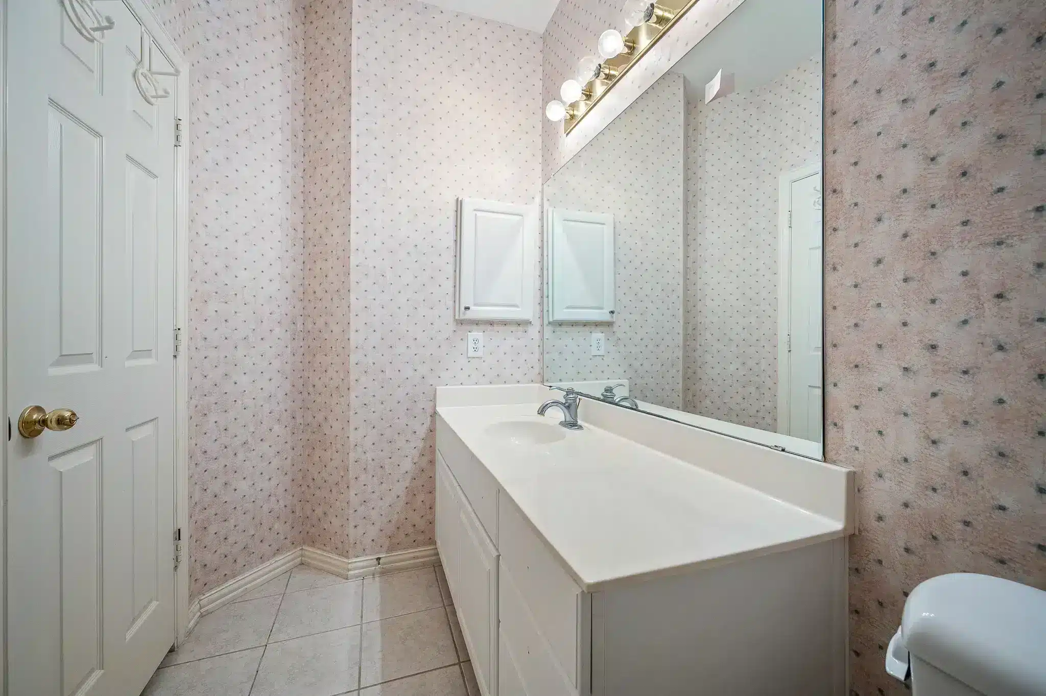 guest bathroom in Plano before remodel